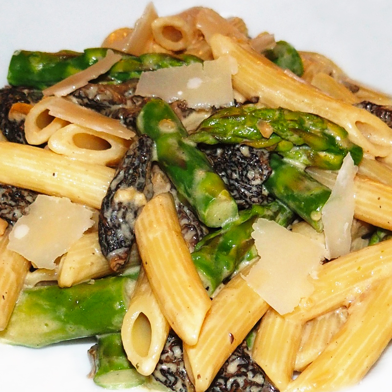 Pâtes aux morilles grises des Brûlis et asperges vertes de saison