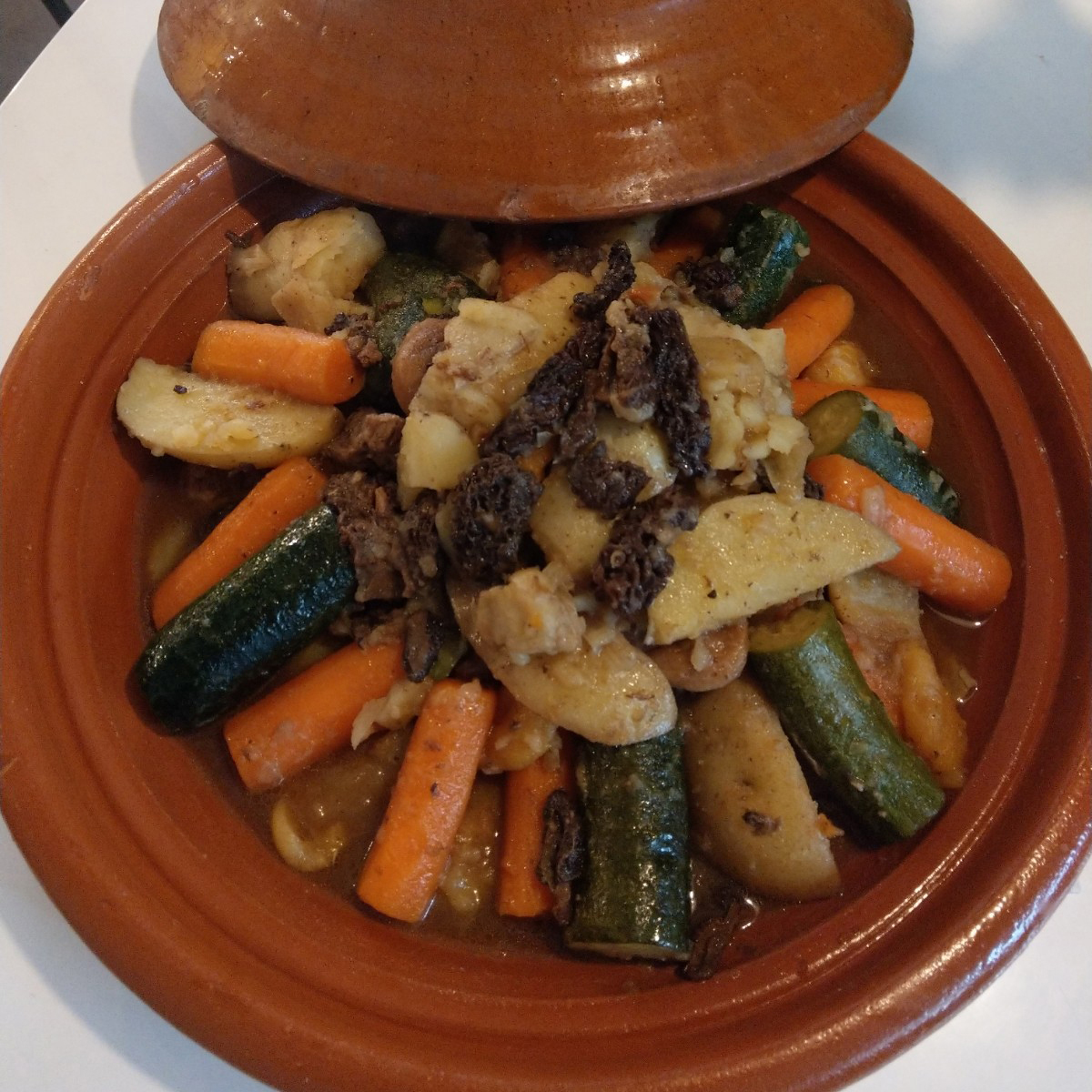 Tajine de veau, morilles délice du Harem, légumes de saison et abricots confits