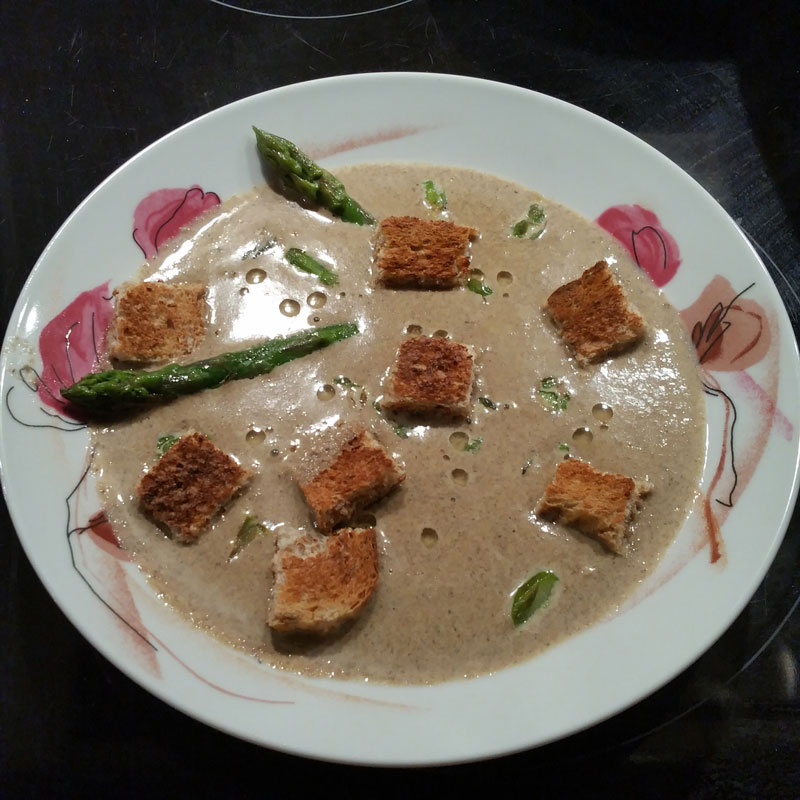 Velouté de morilles de Patagonie et asperges vertes de saison