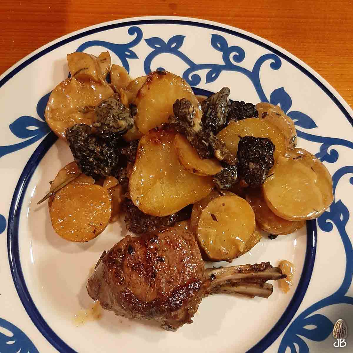 Carré d’agneau morilles, thym, romarin et pommes de terre 